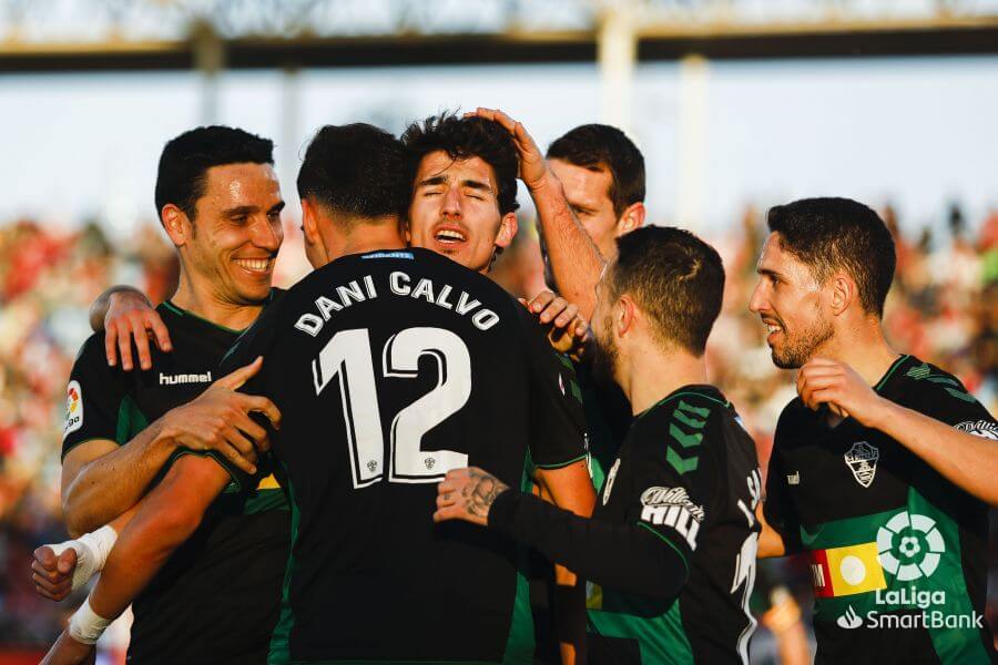 Los jugadores del Elche celebran un gol de Pere Milla al Almería / LFP